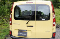 黒いレバーを引くと、ヒンジのロックが解除。荷室の開口部を180度まで広げられる。
	写真をクリックすると、シートの倒れるさまが見られます。