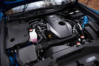 「8AR-FTS」と呼ばれる2リッター直4直噴ターボエンジン。「レクサスNX」から導入が開始されたパワーユニットで、「クラウン」に搭載されるものは235psの最高出力と35.7kgmの最大トルクを発生する。