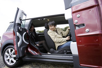 写真の通り、運転席がドライブポジションならば、シートを倒さなくても後席へのアクセスは可能。ハッチバックモデルに較べ、足下のスペースにも余裕が見られる。