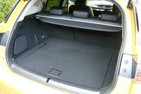 荷室容量は375リッターで、後席を倒せば960リッターに拡大できる。ラゲッジボードの下にも予備スペースが確保される。