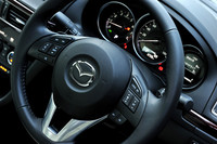 上質な革を採用したというステアリングホイールは、全グレードに標準装備。