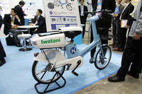 「JHFC」の参加企業であるエネルギー関連会社「岩谷産業」のブースに展示されていた「水素自転車」。電動アシスト自転車のバッテリーへの充電を燃料電池で行うもので、１回の水素の充填で連続発電可能時間が3時間、航続距離は約45km。ただし総重量は31.0kgと重い。