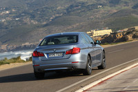 エンジンとモーターの間には、湿式多板の分離クラッチが置かれ、エンジンからの駆動力を制御する。