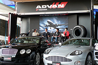 発表会では、横浜ゴムのテレビCMに出演している織田裕二さん、元F1パイロットの片山右京さん、現役ボーイング777の機長を交えたトークショーも行われた。手前に並べられるのは、アドバンタイヤが純正装着されるクルマたち。