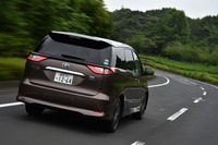 
	マイナーチェンジに際しては、サスペンションの最適化も実施。操縦安定性を確保し、より上質な乗り心地を実現したとアピールされる。
	