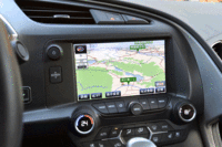 カーナビは、オプション扱い。8インチのディスプレイは上下にスライド可能で、その“向こう側”は、USBコネクター付きの収納スペースとなっている。（写真をクリックすると収納部が見られます）
    