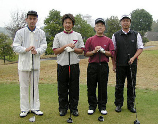 左から2番目が藤田寛之プロ。隣は、GT選手権などに参戦するドライバー小林且雄さん。右はカメラマンの野沢廣幸さん。