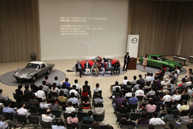 「コスモスポーツ」、「サバンナRX-7」、「ユーノス・ロードスター」という、1960年代から80年代にかけて作られたマツダのスポーツカーをバックに、フォーラムは進行された。