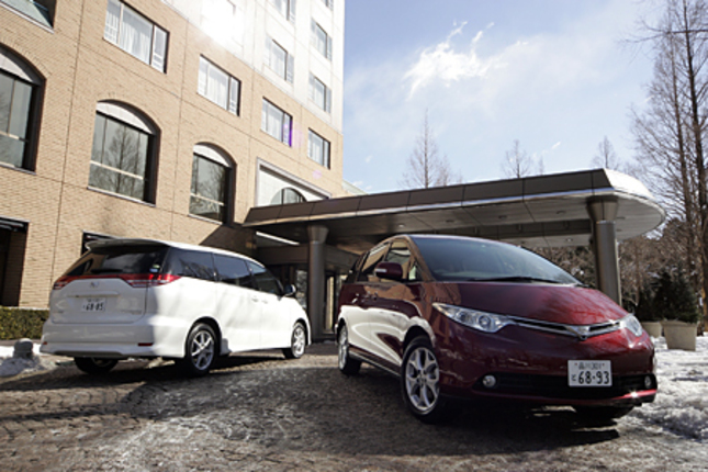 【スペック】2.4G 8人乗り（手前）：全長×全幅×全高＝4795×1800×1730mm/ホイールベース＝2950mm/車重＝1810kg/駆動方式＝FF/2.4リッター直4DOHC16バルブ（170ps/6000rpm、22.8kgm/4000rpm）/価格＝304万5000円（テスト車＝407万9250円）（写真は4WD 7人乗り）