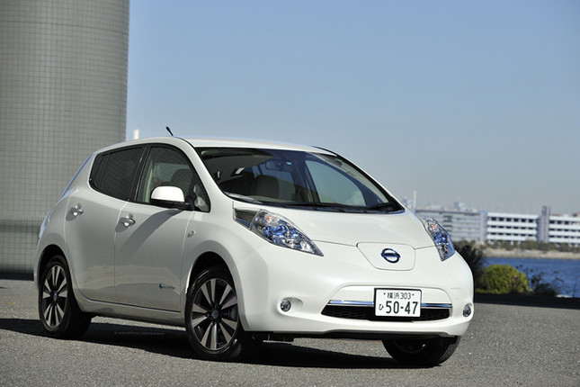 【スペック】全長×全幅×全高＝4445×1770×1555mm／ホイールベース＝2700mm／車重＝1460kg／駆動方式＝FF／交流同期モーター（109ps/3008-10000rpm、25.9kgm/0-3008rpm）／航続距離＝228km（JC08モード）／価格＝413万3850円（テスト車＝417万5850円／ボディーカラー＜ブリリアントホワイトパール＞＝4万2000円） 
