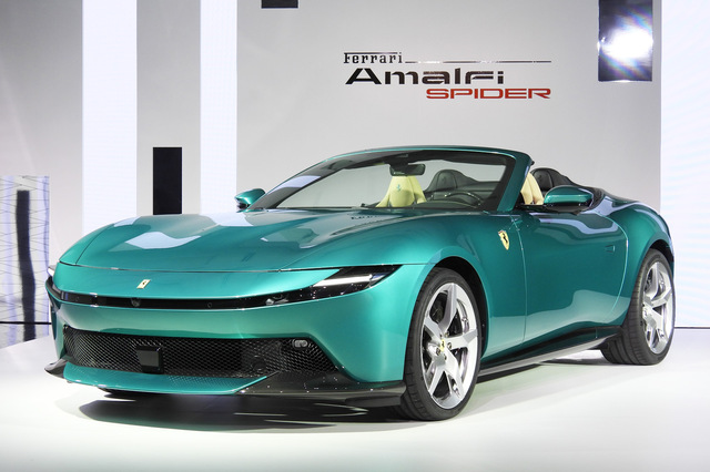 フェラーリが新型のオープンモデル「アマルフィ スパイダー」を日本初