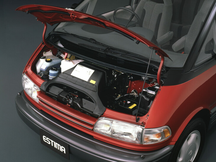 ボンネットの下にエンジンはなし！ アンダーフロアミドシップレイアウトをうたう初代「エスティマ」は、2.4リッター直4エンジンを75°も傾けて、床下に搭載していたのだ。　
	清水「でもそれって、キャブオーバーバンみたいなもんなんじゃ……」　
	ほった「それは、言ってはいけない約束です」