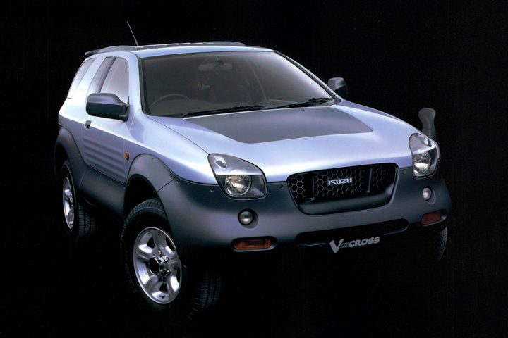 1997年登場の「いすゞ・ビークロス」。「ビッグホーン」由来の車台にクーペ風の3ドアボディーを架装した荒野のスポーツカーで、要は時代を先取りしすぎたモデルだった。