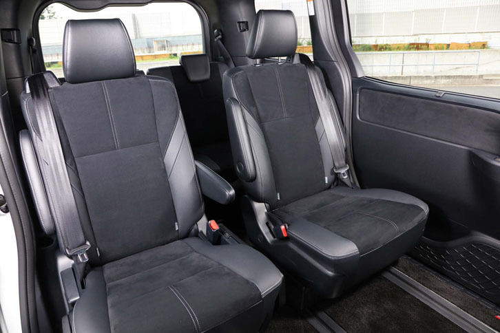 「ヴォクシーZS“GRスポーツ”」の2列目キャプテンシート。「ノア／ヴォクシー」の“GRスポーツ”はともに、7人乗り仕様となっている。