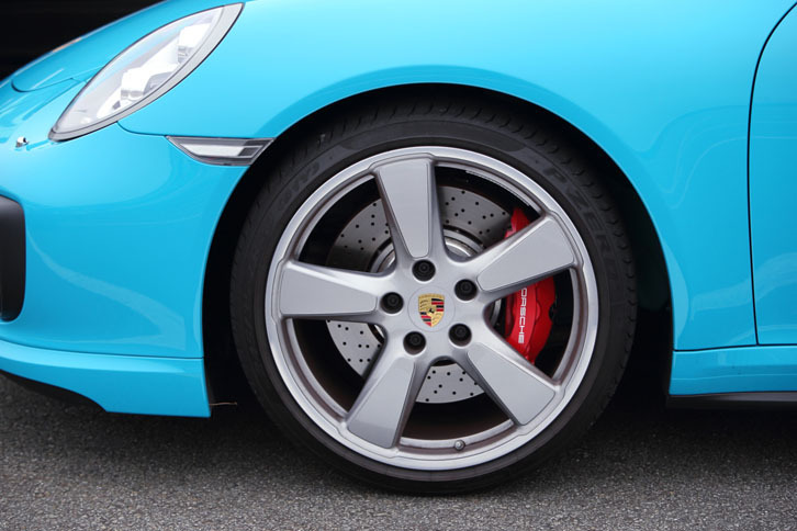 「スポーツクラシックホイール」と名付けられた20インチアルミホイールは、15万9000円のオプション。奥に見えるフロントブレーキキャリパーは、対向6ピストンのアルミ製モノブロック式。