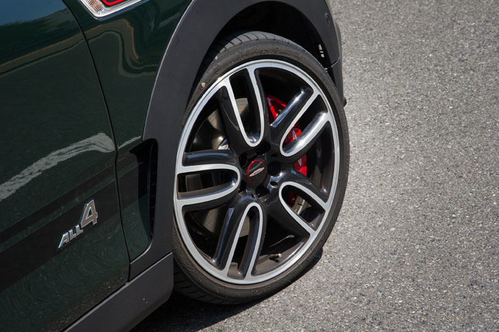 タイヤはランフラットタイプの「ピレリPゼロ」で、サイズは225/35R19。ホイールにも「ジョンクーパーワークス」専用デザインが採用されている。