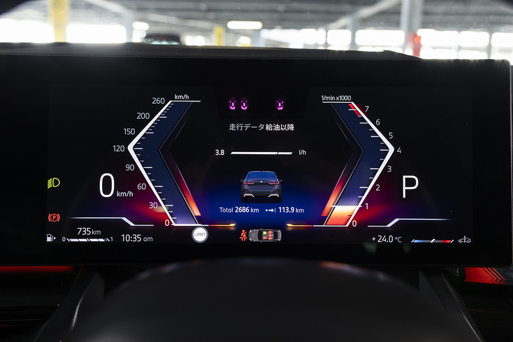 運転席まわりの装備は普通の「5シリーズ」と変わらない。メーターパネル内のグラフィックがきちんと「エクスクルーシブMスポーツ」になっている。