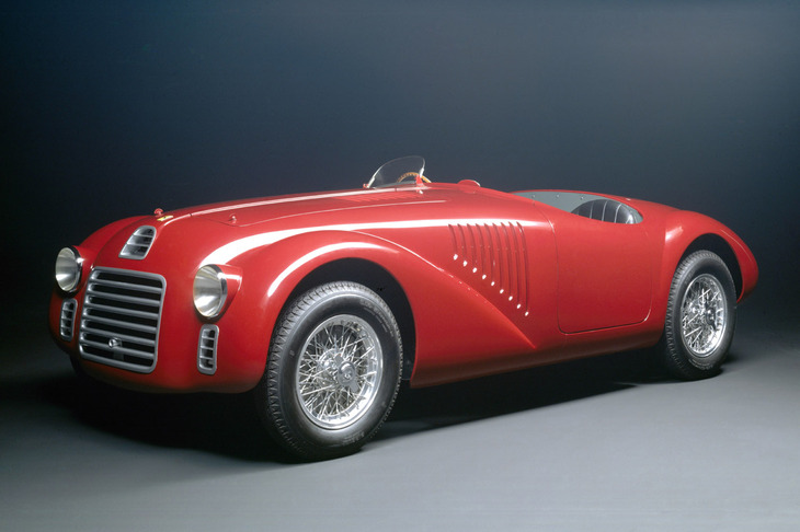 フェラーリの名を初めて冠した「フェラーリ125S」（1947年）には、1.5リッターのV12エンジンが搭載されていた。車名の「125」は、1気筒あたりのシリンダー容積が125ccであることに由来する。