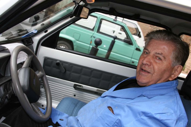 夫は電力公社の元職員であったが、定年退職後に妻の店を手伝っていた。