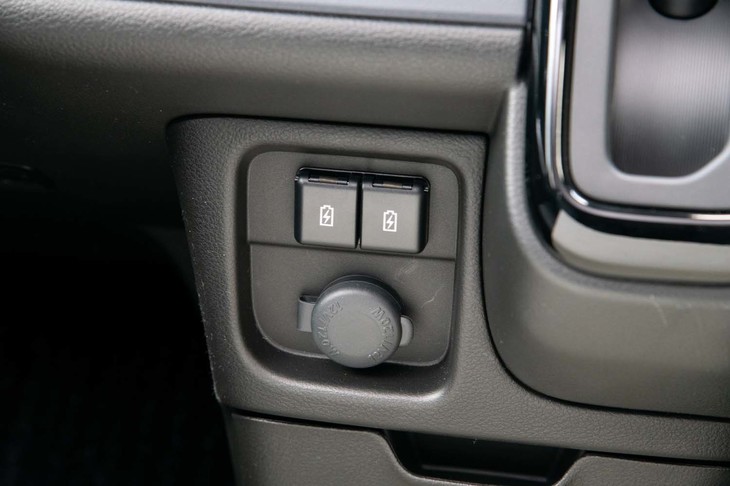 助手席側のインストゥルメントパネルにはUSBポート（2つ）と12Vソケットが用意される。