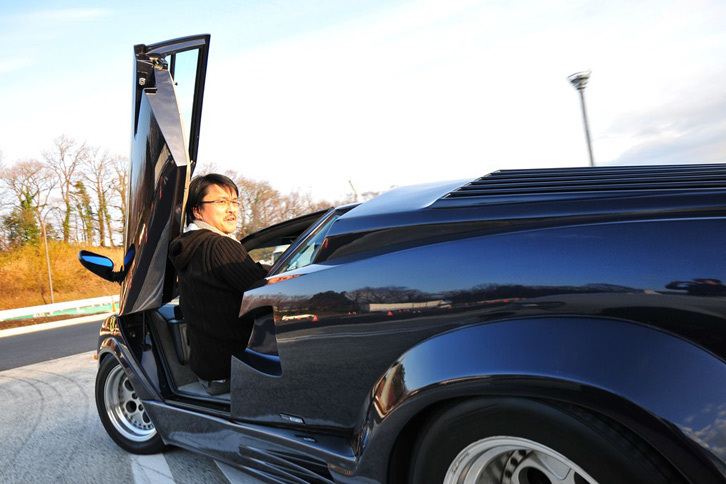 修行のため購入した「カウンタック」で“カウンタック・リバース”練習中。