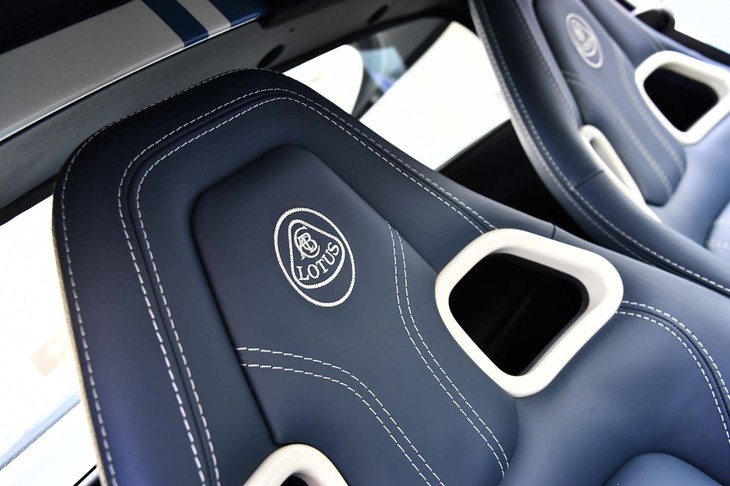 シートは本革仕立て。ヘッドレスト部にはロータスエンブレムの刺しゅうが施されている。