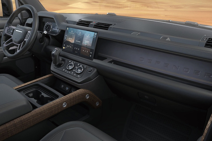 ツインカップホルダーやフロントセンターコンソール急速クーラーボックス、ワイヤレスデバイスチャージングなどが備わる「ディフェンダー アーバナイト'22」のインテリア。