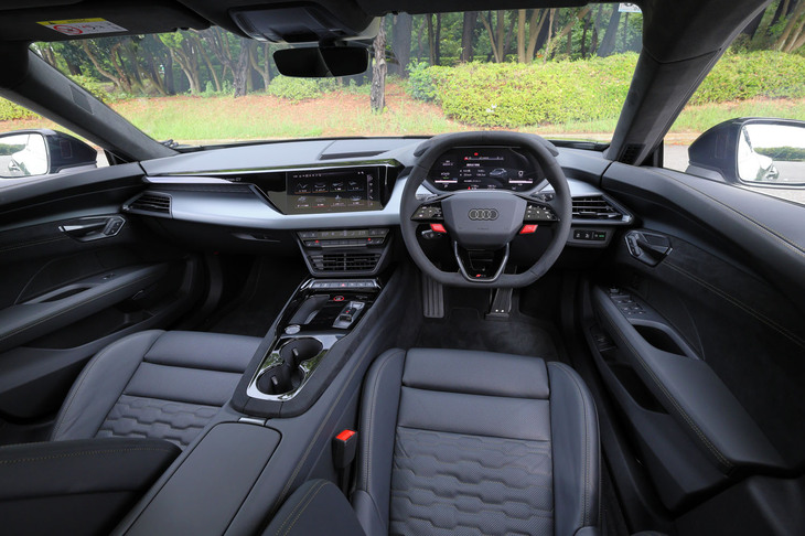 インテリアでは、各所に再生素材や天然素材を用いた表皮を採用。生産段階における環境負荷の低減を図っている。