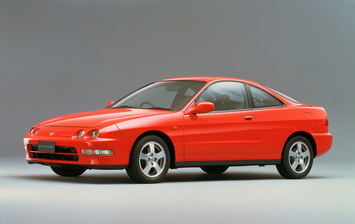 1993年に登場した3代目「ホンダ・インテグラ」。丸目プロジェクター4灯の顔つきはピニンファリーナ（デザイナーはエンリコ・フミア）の「アルファ・ロメオ・スパイダー／GTV」との近似性がよく指摘されるが、デビューはこちらのほうが先である。