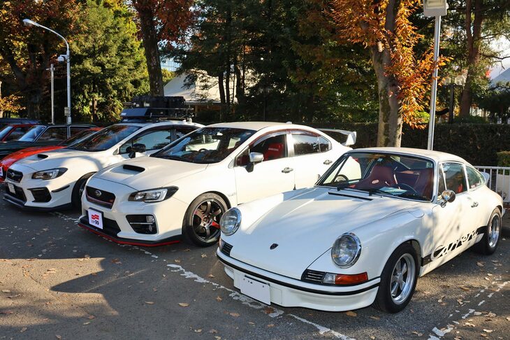 さまざまなクルマが集ったソフト99のミーティング。こちらでは日本の「スバルWRX」にドイツの「ポルシェ911」と、水平対向エンジン車が仲良く並んでいる。