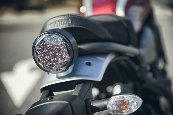 ヘッドランプやメーター、テールランプ、そしてマフラーと、各所に用いられた丸い意匠も「XSR700」の特徴。シンプルでオーセンティックなイメージが大事にされている。