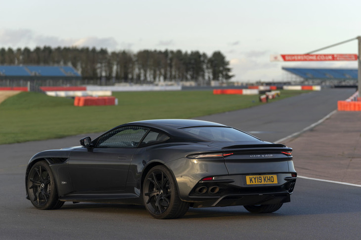 シャシーは「DB11 AMR」と同様、リアサブフレームブッシュを強化した新型プラットフォームをベースに、フロントで10mm、リアで20mmトレッドを拡大したほか、全高も5mmローダウンしている。