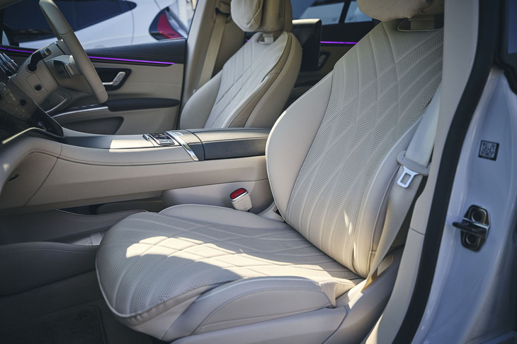 ナッパレザーで仕立てられた試乗車（エクスクルーシブパッケージ装着車）のシートは快適そのもの。ドライバーを疲れさせない運転環境も、電費向上の一助となる。