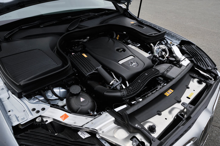 最高出力211ps、最大トルク35.7kgmを発生する2リッター直4ガソリンターボエンジン。トルコン式の9段ATが組み合わされる。