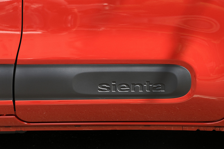 ホイールハウスの前後やドアパネルの下部に備わる黒いモールは、傷がついたときに簡単に交換できるようになっている。（写真：荒川正幸）