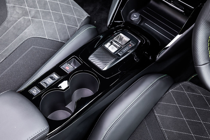 指先だけで操作できるトグルタイプのシフトセレクターや、「エコ」「ノーマル」「スポーツ」の3つを任意に選択できるドライブモード切り替え機構が標準で装備されている。