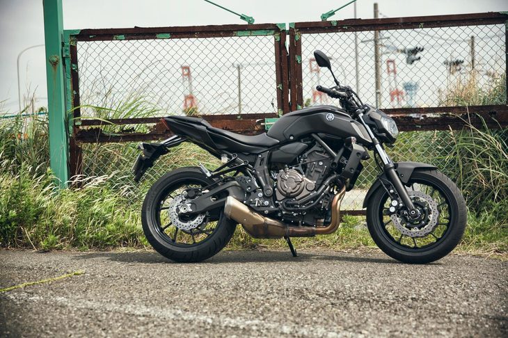 「MT-07」には試乗車の「マットダークグレーメタリック」を含め、3種類のボディーカラーが用意されている。