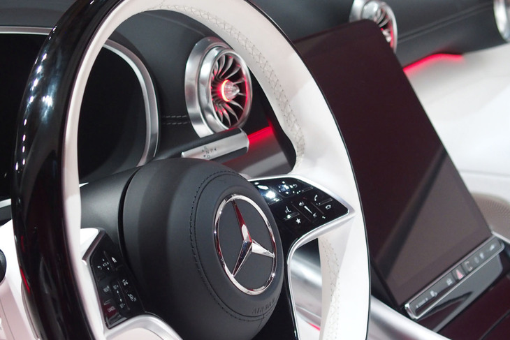 マイバッハSL680モノグラムシリーズ（ステアリングホイール）