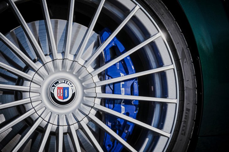 20スポークのフィンホイールは往年のモデルから受け継がれるBMWアルピナの伝統。キャブレターとカムシャフトが描かれたエンブレムはアルピナの出自を表したもので、そのモチーフはリニューアルされた新しいエンブレムにも受け継がれている。