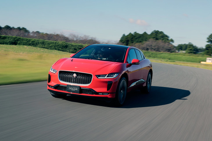 床下にバッテリーを積む低重心な車両構造や、50：50の前後重量配分などにより、高い運動性能を実現している「Iペース」。状況に応じて前後軸の駆動力を変化させる4WD制御や、ブレーキコントロールによるトルクベクタリングなど、コーナリング性能を高める機能も充実している。