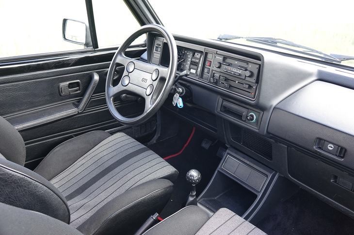 初代「ゴルフGTI」のインテリア。現代にも受け継がれる質実剛健な雰囲気が漂っている。