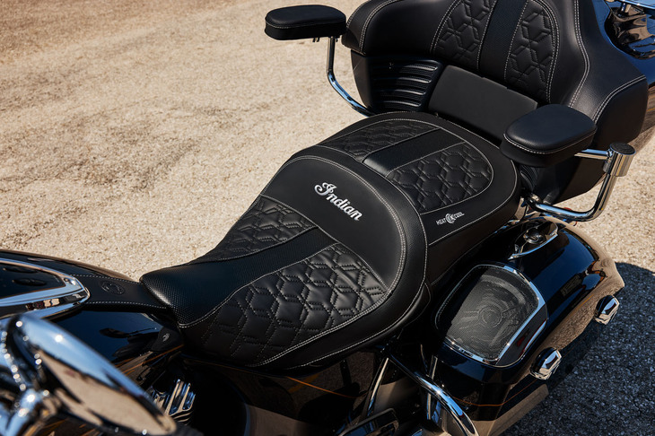 ヒーター＆クーラー機能付きの「ロードマスター エリート」用シート。