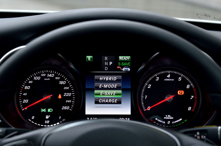 
	プラグインハイブリッドシステムの制御は、走行環境に応じて4つのモード（HYBRID／E-MODE／E-SAVE／CHARGE）から選べる。写真は、メーター上での選択画面。
	