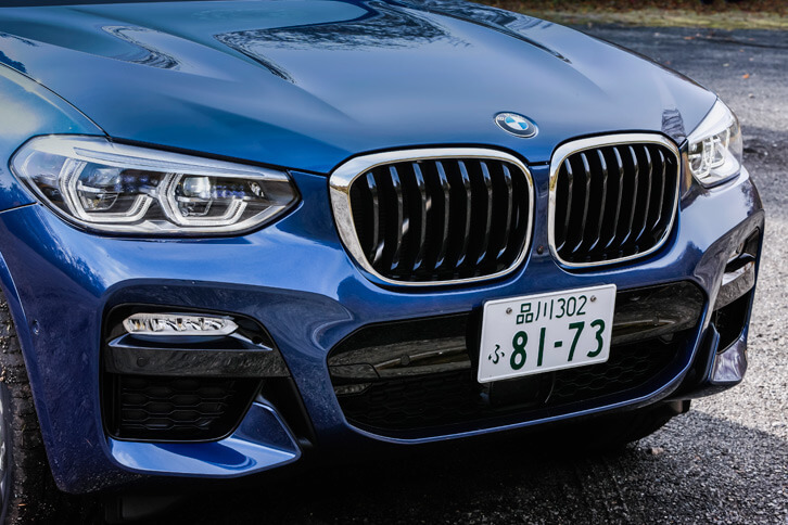 大型化したキドニーグリルに六角形のヘッドライトなど、スポーティーな印象を与えるフロントマスク。