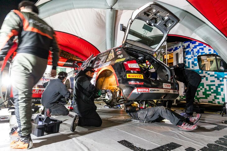 こちらでは、WRC2で戦った新井大輝／松尾俊亮組の「シュコダ・ファビアR5」が修理されている。