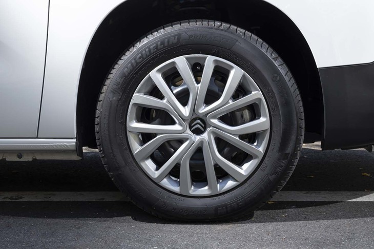 「シャイン」の足まわりは16インチのスチールホイールとキャップの組み合わせ。タイヤは「ミシュラン・プライマシー4」を履いていた。