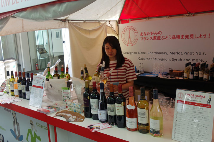 当日は晴天に恵まれ、5月中旬にもかかわらず、最高気温は26℃。まずはお酒を物色する。写真は“VIN DE FRANCE”という、安価なテーブルワインを提供するブースで、9種類のワインを1杯300円で楽しめる。