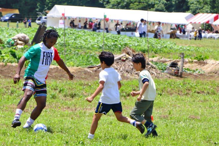子供向けサッカー教室でコーチを務めたのは、元Jリーガーの矢野マイケル氏。
			 