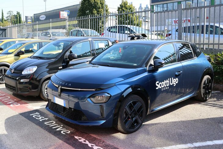 「イプシロン」のBEV仕様。最高出力115kW（154HP）のモーターを搭載し、満充電からの走行可能距離は403km（WLTP混合モード）。