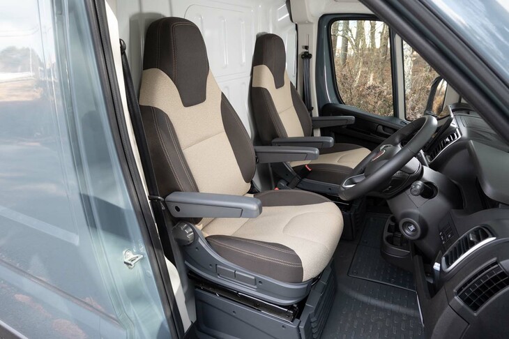 シートは茶色い部分が合皮でベージュの部分がファブリック。背もたれの後ろにあるパーティションを外せば座面を後ろに向けることもできる。